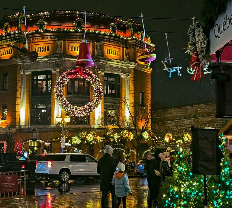capitole de québec illuminé pendant le temps des fêtes en soirée