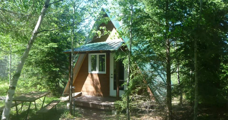 accommodation where you can sleep with wolves Aventuraid quebec unique accommodation